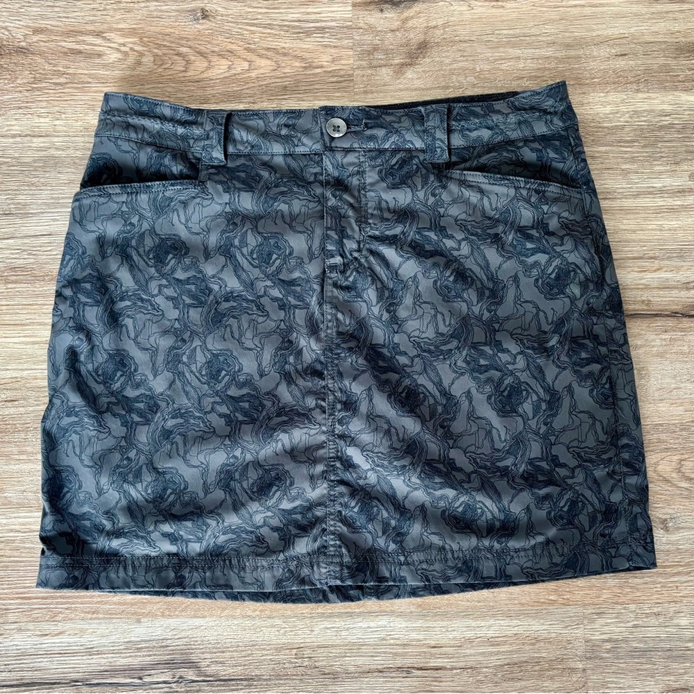 Eddie Bauer skort size 8 black gray pattern. Preloved. Good condition.